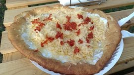 Langoše – nejslavnější maďarská specialita. Z tohoto těsta s podmáslím je připravíte snadno