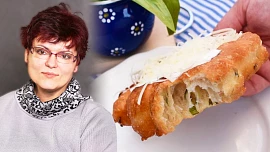 Pečeme s Ivou: Vyzkoušejte kváskové langoše! Mají krajkově okatou střídu provoněnou listy medvědího česneku