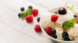 Jednoduchá zmrzlina ze sáčku chutná i pobaví: Stačí na ni jen pár ingrediencí a hotová je díky malému kouzlu za chviličku
