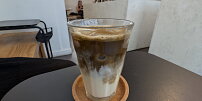 Matcha má novou konkurenci. Hojicha latte chutná po karamelu a oříšcích a obsahuje mnohem méně kofeinu