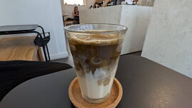 Matcha má konkurenci. Hojicha latte dobývá kavárny, chutná po karamelu a oříšcích a dát si je můžete klidně i večer