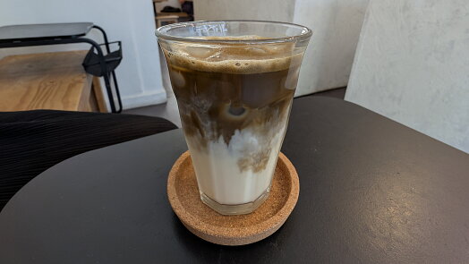 Matcha má novou konkurenci. Hojicha latte chutná po karamelu a oříšcích a obsahuje mnohem méně kofeinu