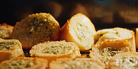 Zapečená česneková bageta jako z pizzerie: Tipy a triky na perfektní pochoutku