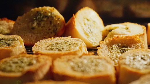 Zapečená česneková bageta jako z pizzerie: Tipy a triky na perfektní pochoutku
