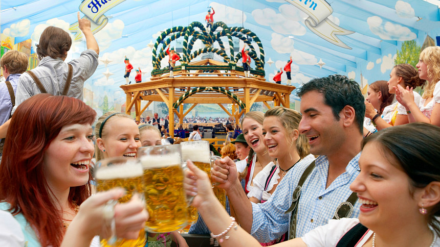 Oktoberfest letos opět nabídne pivo, jídlo a zábavu.