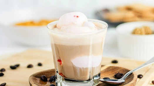 Hitem léta je banana cream latte: Ledová káva s vanilkovou zmrzlinou a banánovým koktejlem vás dostane