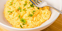 Jak na dokonale krémová míchaná vejce? Trikem je správný postup při přípravě, vláčnosti pomůže i smetana