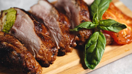 Lahodné marinované vepřové koleno: Dokonale šťavnaté a dokřupava vypečené zakončení starého roku s minimem úsilí