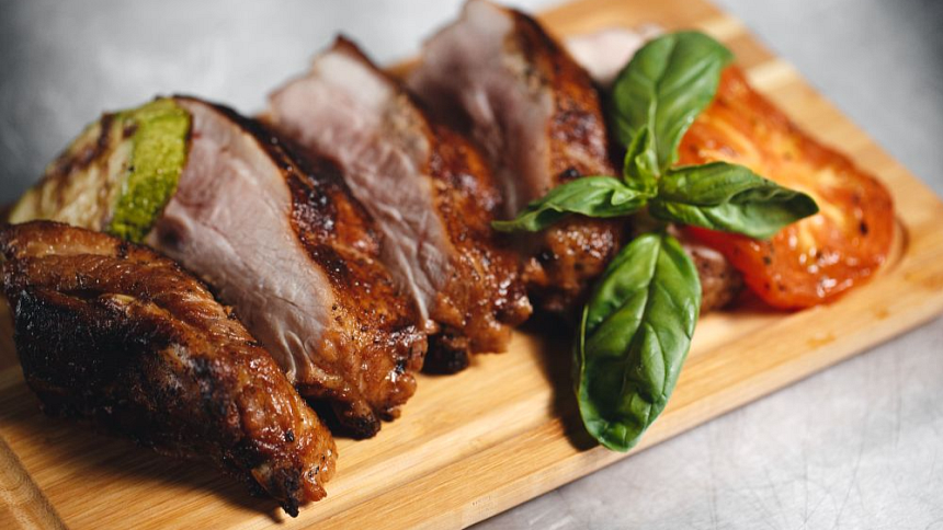 Pečené marinované vepřové koleno je křehké, šťavnaté, měkké a s křupavou kůrkou.