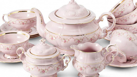 Retro okénko: Příběh růžového porcelánu zdobeného zlatem a kvítky. Jak poznáte ten pravý a kolik za něj zaplatíte?