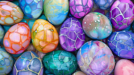 Barvení velikonočních vajíček může být zábava i umění: Použití slupek z česneku, červeného zelí a silonek dokáže zázraky