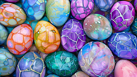Barvení velikonočních vajíček může být zábava i umění: Použití slupek z česneku, červeného zelí a silonek dokáže zázraky