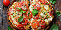 Hitem internetu je květákový steak s rajčaty a mozzarellou: Chutná skoro jako pizza, ale je mnohem zdravější