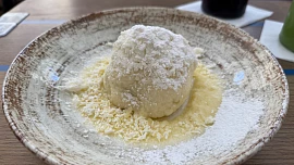 Kam vyrazit v Praze na nejlepší ovocné knedlíky: Na Vinohradech chutnají jako od babičky, parádní dělají i v Dejvicích