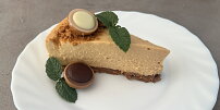 Karamelový cheesecake jako z cukrárny. Pečenou i nepečenou variantu zvládnete hravě doma