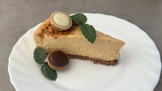 Karamelový cheesecake jako z cukrárny. Pečenou i nepečenou variantu zvládnete hravě doma