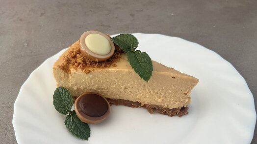 Karamelový cheesecake jako z cukrárny. Pečenou i nepečenou variantu zvládnete hravě doma