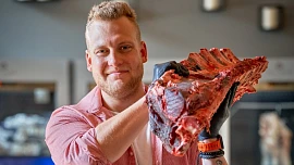 Láska k českému hovězímu převážila nad herectvím: Adam Slezák staří steaky a aby je ostatní ochutnali, otevřel si restauraci