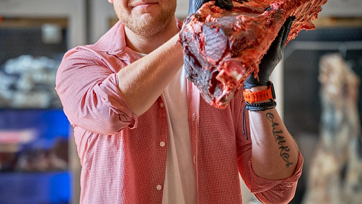 Láska k českému hovězímu převážila nad herectvím: Adam Slezák staří steaky a aby je ostatní ochutnali, otevřel si restauraci