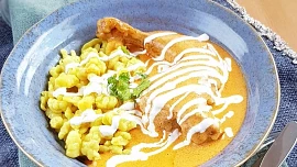 Oběd na neděli: Kuře na paprice se zakysanou smetanou a maďarskými nočky vás nadchne!