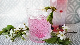 Prvomájový sirup z květů třešní je možná lepší než polibek. Jeho příprava je navíc snadná