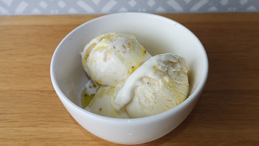 Ochutnali jsme letošní hit: Vanilková zmrzlina s olivovým olejem a solí je překvapivě dobrá a křupavé vločky soli jí dodají šmrnc