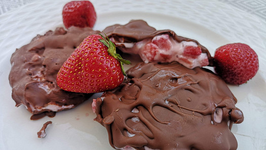 Jahodové hrudky s jogurtem zalité čokoládou jsou rychle hotové. Na ledový hit Tik Toku stačí jen pár ingrediencí a dost místa v mrazáku