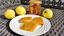 Jak upravit kdoule? Z jejich šťávy, která voní vanilkou a citrusem, jsme připravili sladký rosol a z dužiny vynikající sýr