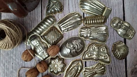 Jak připravit formičky na pečení cukroví? Nové je dobré vypálit v troubě, starší vyčistit solí a dalšími přípravky ze spíže