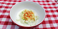 Okurkový salát podle Maďarů je příjemně pikantní a voní česnekem. Jedna ingredience navíc u něj dělá božskou chuť
