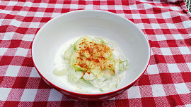 Okurkový salát podle Maďarů je příjemně pikantní a voní česnekem. Jedna ingredience navíc u něj dělá božskou chuť