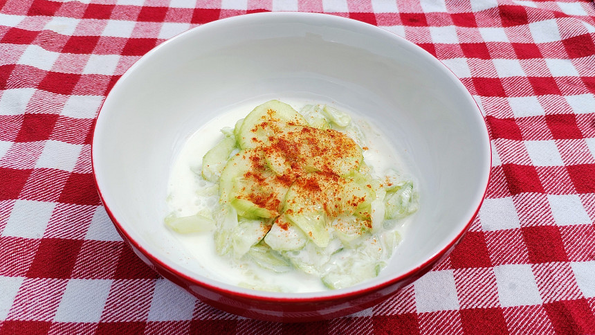 Okurkový salát podle Maďarů je příjemně pikantní a voní česnekem. Jedna ingredience navíc u něj dělá božskou chuť