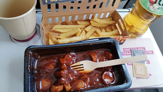 Otestovali jsme jídlo v letadle Eurowings: Příjemně překvapil pikantní curry wurst za 199 Kč i křupavé hranolky za 149 Kč