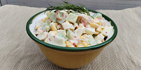 Salát ze surimi tyčinek: Jednoduchou východoslovanskou specialitu připravíte během chvilky a ještě rychleji zmizí ze stolu