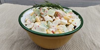 Salát ze surimi tyčinek: Jednoduchou východoslovanskou specialitu připravíte během chvilky a ještě rychleji zmizí ze stolu