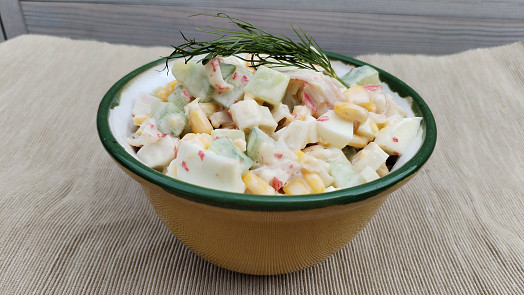 Salát ze surimi tyčinek: Jednoduchou východoslovanskou specialitu připravíte během chvilky a ještě rychleji zmizí ze stolu