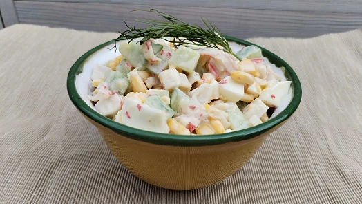 Salát ze surimi tyčinek: Jednoduchou východoslovanskou specialitu připravíte během chvilky a ještě rychleji zmizí ze stolu