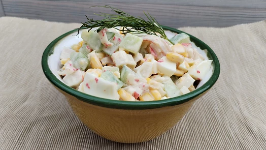 Salát ze surimi tyčinek: Jednoduchou východoslovanskou specialitu připravíte během chvilky a ještě rychleji zmizí ze stolu