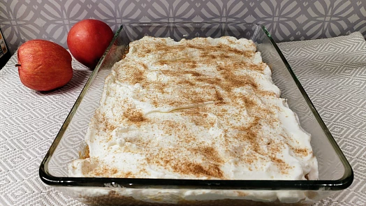 Tradiční jablečný koláč æblekage jako od dánské babičky. Kombinace jablek a strouhanky je prostě božská