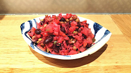 Dokonalé zimní jídlo viněgret: Variaci na bramborový salát s řepou a kysaným zelím budete chtít jíst až do jara