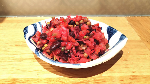 Dokonalé zimní jídlo viněgret: Variaci na bramborový salát s řepou a kysaným zelím budete chtít jíst až do jara