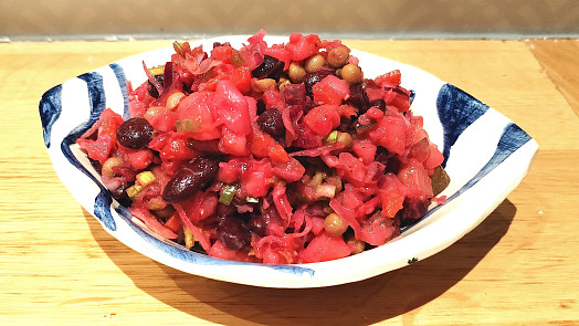 Dokonalé zimní jídlo viněgret: Variaci na bramborový salát s řepou a kysaným zelím budete chtít jíst až do jara