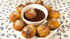 Rychlé masopustní banánové koblížky jen ze tří ingrediencí. V horkovzdušné fritéze je uděláte raz dva