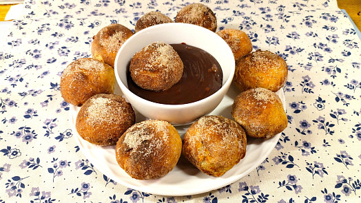 Rychlé masopustní banánové koblížky jen ze tří ingrediencí. V horkovzdušné fritéze je uděláte raz dva