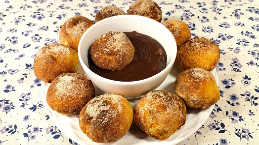 Rychlé masopustní banánové koblížky jen ze tří ingrediencí. V horkovzdušné fritéze je uděláte raz dva