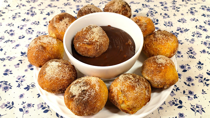 Rychlé masopustní banánové koblížky jen ze tří ingrediencí. V horkovzdušné fritéze je uděláte raz dva