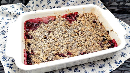 Ovoce ukryté pod křupavou vrstvou. Švestkový crumble zvládnete raz dva, maková drobenka mu dodá šmrnc
