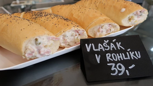 Malé retro bistro v Potštejně nabízí vlašák v rohlíku: O víkendu prodáme i 150 kusů denně, jde to na dračku, říká majitel