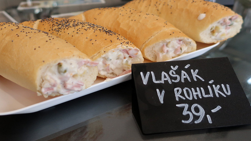 Specialita z Potštejna. Vlašský salát v rohlíku za 39 korun.