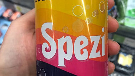 Legendární německý nápoj Spezi se míchá z coly a oranžády. Takhle to zvládnete doma